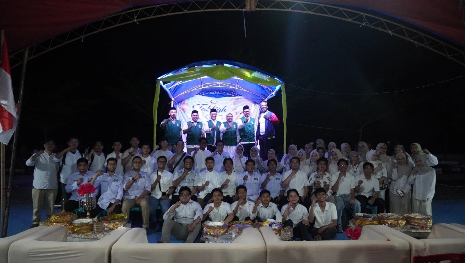 Pengurus KAHMI Kota Makassar, relawan, tenaga kesehatan, mahasiswa, dan masyarakat berfoto bersama usai rangkaian Bakti Sosial Kesehatan dan Silaturahmi Idul Adha 1447 Hijriah di Kecamatan Mandalle, Kabupaten Pangkep, yang menjadi simbol kolaborasi lintas elemen dalam memperkuat pelayanan kesehatan, kepedulian sosial, serta semangat kebersamaan untuk membangun masyarakat yang lebih sehat dan sejahtera. (Foto: Istimewa).